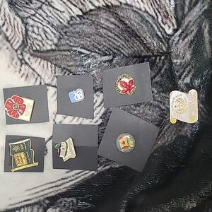 7x Pins Misc.